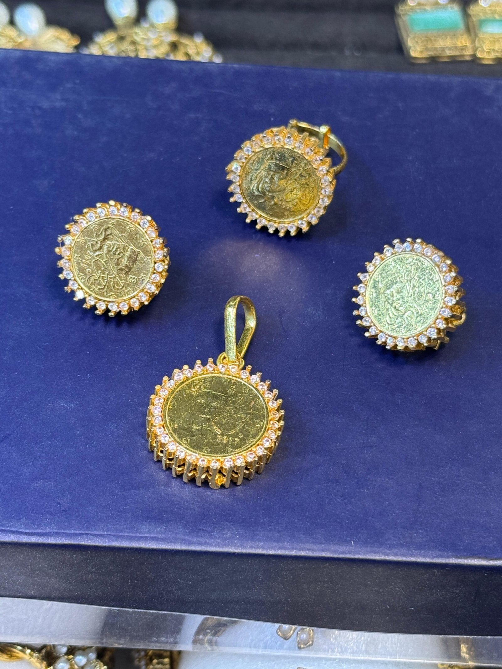 2373e6e4-13a2-4632-9afd-db79e36aac71 Coin set - Image 1