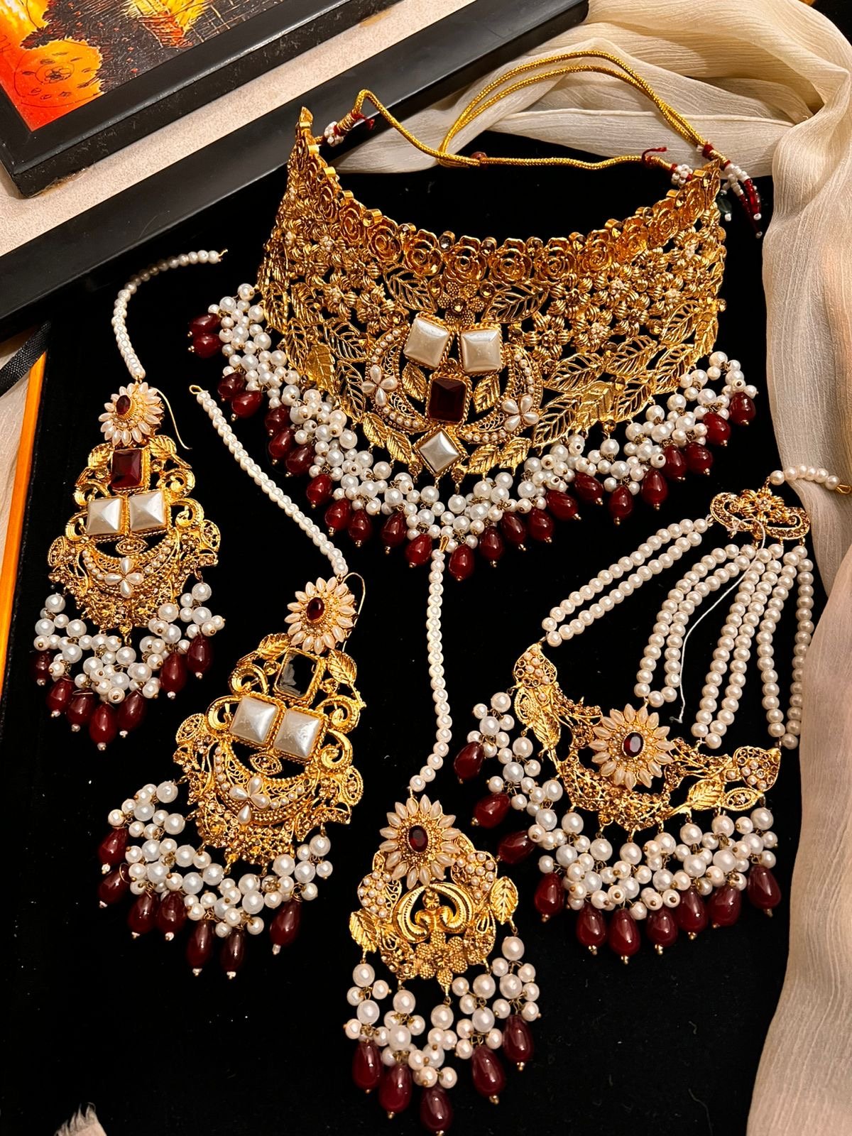 18E180EF-BE16-47DE-B2BA-7969A5F42EB9 Collar set - Image 1