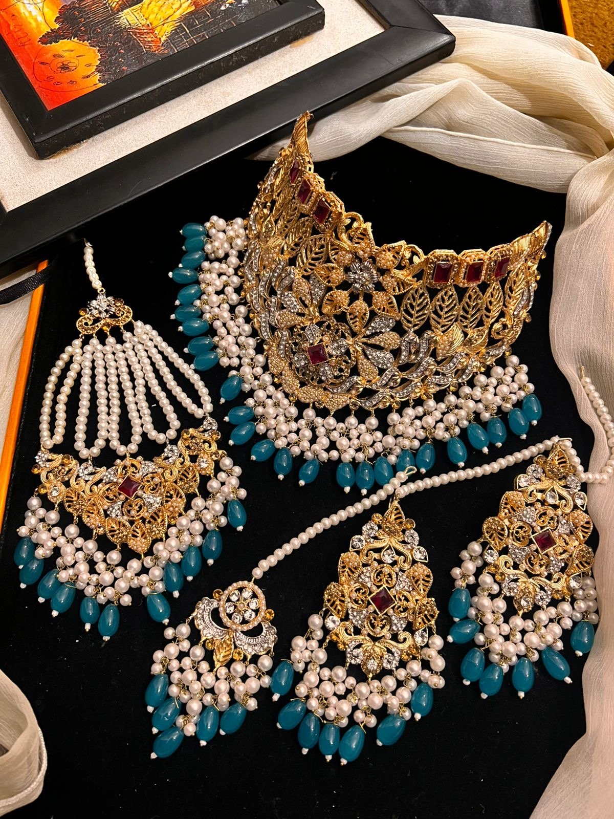 F6E49603-461D-4311-B4BF-3D8DFA70392D Collar set - Image 1