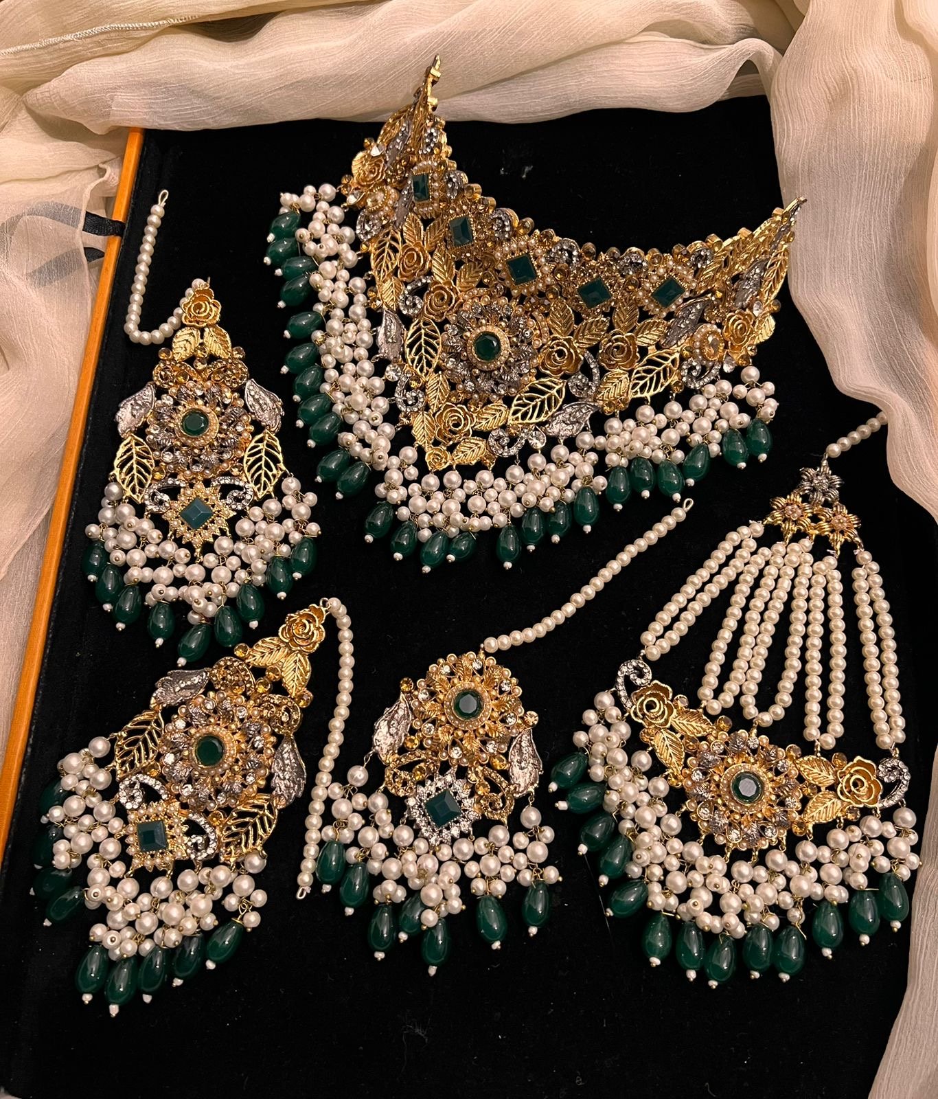 FB56D47F-2243-4B5E-AD1A-527F4B7CA0D3 Collar set - Image 1