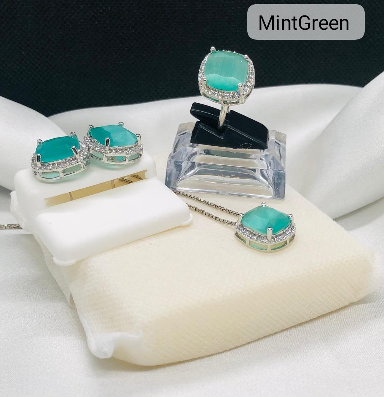 IMG-20251104-WA0149 Daimond locket set - Image 1